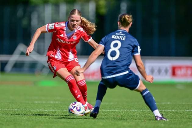 from left Marie Gmeineder FCB, 6 Alina Bantle Bochum, 8 in duel, duel, tackle, dynamic, action, action, 31 08 2025, Aschheim Germany , Soccer,2 Women Bundesliga, FC Bayern München II VfL Bochuim, DFB DFL REGULATIONS PROHIBIT ANY USE OF PHOTOGRAPHS AS IMAGE SEQUENCES AND OR QUASI VIDEO xslx