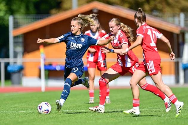 from left Anna Moczarski Bochum, 10 Marie Gmeineder FCB, 6 Sarah Ernst FCB, 10 in duel, duel, tackle, dynamic, action, action, 31 08 2025, Aschheim Germany , Football,2 Women Bundesliga, FC Bayern München II VfL Bochuim, DFB DFL REGULATIONS PROHIBIT ANY USE OF PHOTOGRAPHS AS IMAGE SEQUENCES AND OR QUASI VIDEO xslx