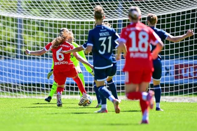 from left Marie Gmeineder FCB, 6 has asserted herself against Alina Bantle Bochum, 8 and Franziska Wenzel Bochum, 31 and runs alone on goal, but only hits the post, 31 08 2025, Aschheim Germany , Soccer,2 Frauen Bundesliga, FC Bayern München II VfL Bochuim, DFB DFL REGULATIONS PROHIBIT ANY USE OF PHOTOGRAPHS AS IMAGE SEQUENCES AND OR QUASI VIDEO xslx