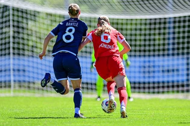 here, Marie Gmeineder FCB, 6 right, gets through against Alina Bantle Bochum, 8, runs alone towards the goal, but then only hits the post, 31 08 2025, Aschheim Germany , Football,2 Frauen Bundesliga, FC Bayern München II VfL Bochuim, DFB DFL REGULATIONS PROHIBIT ANY USE OF PHOTOGRAPHS AS IMAGE SEQUENCES AND OR QUASI VIDEO xslx