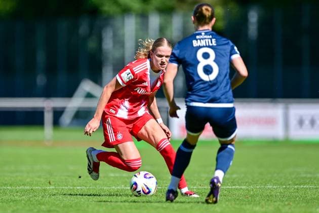 from left Marie Gmeineder FCB, 6 Alina Bantle Bochum, 8 in duel, duel, tackle, dynamic, action, action, 31 08 2025, Aschheim Germany , Soccer,2 Women Bundesliga, FC Bayern München II VfL Bochuim, DFB DFL REGULATIONS PROHIBIT ANY USE OF PHOTOGRAPHS AS IMAGE SEQUENCES AND OR QUASI VIDEO xslx