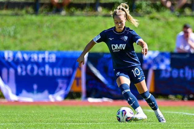 Anna Moczarski Bochum, 10 on the ball, cropped, full body, single image, action, action, 31 08 2025, Aschheim Germany , Soccer,2 Women Bundesliga, FC Bayern München II VfL Bochuim, DFB DFL REGULATIONS PROHIBIT ANY USE OF PHOTOGRAPHS AS IMAGE SEQUENCES AND OR QUASI VIDEO xslx