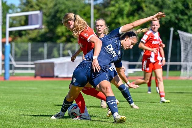 from left Marie Gmeineder FCB, 6 Dörthe Hoppius Bochum, 9 in duel, duel, tackle, dynamic, action, action, 31 08 2025, Aschheim Germany , Football,2 Women Bundesliga, FC Bayern München II VfL Bochuim, DFB DFL REGULATIONS PROHIBIT ANY USE OF PHOTOGRAPHS AS IMAGE SEQUENCES AND OR QUASI VIDEO xslx