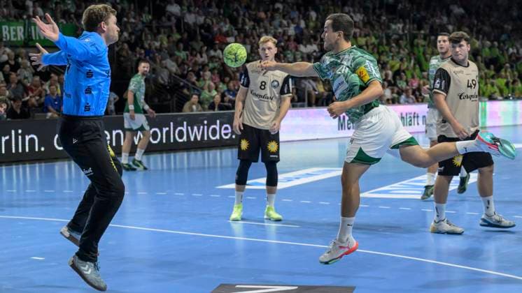 in the picture from l Lukas Diedrich Bergischer HC , Tim Freihoefer Fuechse Berlin , action, fight, fights for the ball, GER, Berlin, handball, Fuechse Berlin vs Bergischer HC, DAIKIN Handball Bundesliga, in the Max Schmeling Halle, 31 08 2025, Copyright: HMBxMedia UwexKoch