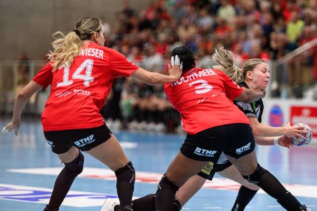 Anika, Niederwieser backcourt, Thueringer HC, 14 , Sharon, Nooitmeer Kreislaeufer, Thueringer HC, 3 , Viktoria, Marksteiner Rueckraum Links, SV Union Halle Neustadt, 10 GER, Thuringia, Thueringer HC vs SV Union Halle Neustadt, Alsco Handball Bundesliga Frauen, 1 Handballbundesliga Frauen, Handball, 1 Matchday, Season 2025 2026, Sunday, 15 Copyright: xEibner-Pressefoto MartinxHerbstx EP_MHT