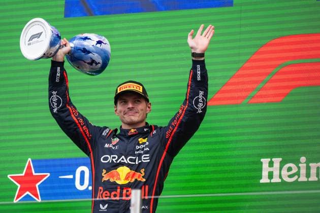 Max Verstappen Oracle Red Bull Racing, Netherlands, 01 cheers on the podium at the podium ceremony with trophy for 2nd place, NED, Formula 1 World Championship, Heineken Grand Prix of the Netherlands, Circuit Zandvoort, Race, 2025 season, 31 08 2025 NED, Formula 1 World Championship, Heineken Grand Prix of the Netherlands, Circuit Zandvoort, Race, 2025 season, 31 08 2025 Zandvoort Copyright: xEibner-Pressefoto Memmlerx EP_MMR