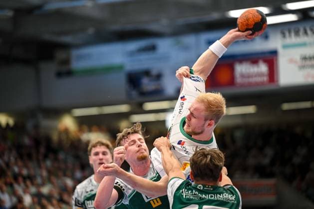 Goeppingen, Germany, 03 09 25 Erik Persson FRISCH AUF Goeppingen , Langhoff Matthes Füchse Berlin and Tim Gossner FRISCH AUF Goeppingen in a duel during the Daikin Handball Bundesliga match between FRISCH AUF Goeppingen vs Füchse Berlin at EWS Arena on September 03, 2025 in Goeppingen, Germany Photo by Harry Langer DeFodi Images Goeppingen, Germany, 03 09 25 Erik Persson FRISCH AUF Goeppingen , Langhoff Matthes Füchse Berlin and Tim Gossner FRISCH AUF Goeppingen battle for the ball during the Daikin Handball Bundesliga match between FRISCH AUF Goeppingen vs Füchse Berlin at EWS Arena on September 3, 2025 in Goeppingen, Germany Photo by Harry Langer DeFodi Images Photo by Harry Langer DeFodi Images