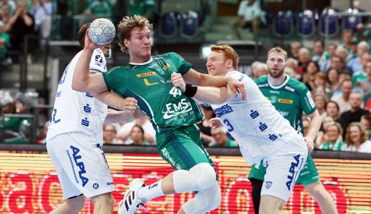 Leipzig, 04 09 2025, Arena Leipzig, Handball, Bundesliga, 2 Spieltag , SC DHfK Leipzig vs TBV Lemgo 29 34 , In the picture from left Hendrik Wagner 28, Lemgo , Blaer Hinriksson 44, Leipzig , Nicolai Theilinger 3, Lemgo , For editorial use only Only editorial use , DHB HBL regulations prohibit any use of photographs as image sequences and or quasi video ,