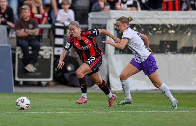 DEU, Frankfurt, Eintracht Frankfurt vs SGS Essen, Google Pixel Frauen Bundesliga DFB, Saison 2526, Stadion am Bretanobad, 1 Spieltag, im Bild f l n r Nadine Riesen Eintracht Frankfurt 22 , Paula Flach SGS Essen 5 DFB DFL REGULATIONS PROHIBIT ANY USE OF PHOTOGRAPHS AS IMAGE SEQUENCES AND OR QUASI VIDEO, 05 09 2025, Copyright: HMBxMedia HendrikxHamelau