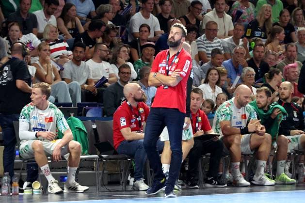 DEU, DHB, 1 HBL, Fuechse Berlin vs SC Magdeburg, 06 09 2025, Max Schmeling Halle, Berlin, DEU, DHB, 1 HBL, Fuechse Berlin vs SC Magdeburg, in the picture coach Bennet Wiegert SC Magdeburg , Magdeburg players bench nordphotoxGmbHx xEngler nph00076
