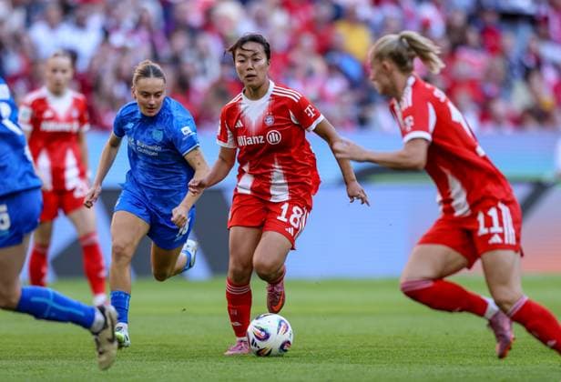 DEU, München, FC Bayern München vs Bayer Leverkusen, Google Pixel Frauen Bundesliga DFB, Saison 2526, Allianz Arena, 1 Spieltag, im Bild f l n r Sofie Zdebel Bayer Leverkusen 16 , Momoko Tanikawa Bayern München 18 DFB DFL REGULATIONS PROHIBIT ANY USE OF PHOTOGRAPHS AS IMAGE SEQUENCES AND OR QUASI VIDEO, 06 09 2025, Copyright: HMBxMedia HendrikxHamelau