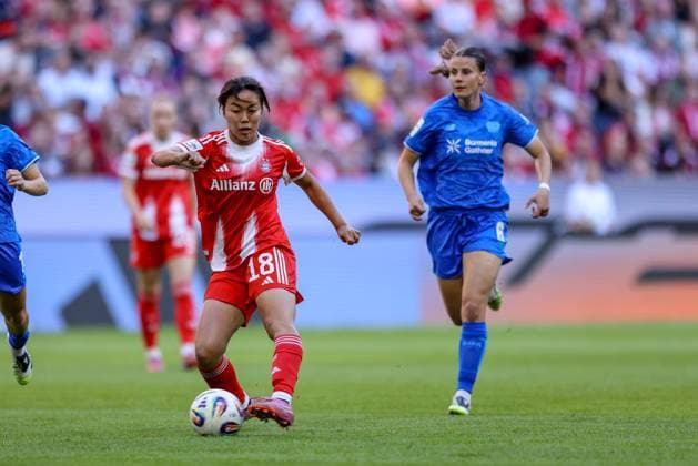 DEU, München, FC Bayern München vs Bayer Leverkusen, Google Pixel Frauen Bundesliga DFB, Saison 2526, Allianz Arena, 1 Spieltag, im Bild v l n r Momoko Tanikawa Bayern München 18 , Katharina Piljić Bayer Leverkusen 6 DFB DFL REGULATIONS PROHIBIT ANY USE OF PHOTOGRAPHS AS IMAGE SEQUENCES AND OR QUASI VIDEO, 06 09 2025, Copyright: HMBxMedia HendrikxHamelau