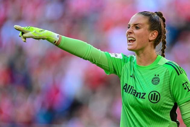 Ena Mahmutovic Goalkeeper, Goalkeeper, FC Bayern Munich, FCB, 32 gives instructions, gestures, gesticulates with arms, gives instructions, gesticulate, single image, action, action, 06 09 2025, Munich Germany , Football, Google Pixel Women Bundesliga, FC Bayern Munich Bayer Leverkusen, DFB DFL REGULATIONS PROHIBIT ANY USE OF PHOTOGRAPHS AS IMAGE SEQUENCES AND OR QUASI VIDEO xslx