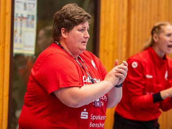 Ilka Fickinger, Head Coach HSG Bensheim Auerbach applauds her team, HSG Bensheim Auerbach vs Frisch Auf Goeppingen, Handball, 1 Bundesliga, Season 2025 2026, 06 09 2025 HSG Bensheim Auerbach vs Frisch Auf Goeppingen, Handball, 1 Bundesliga, Season 2025 2026, 06 09 2025 Bensheim Copyright: xMichaelxSchmidt Eibner-Pressefotx EP_MST