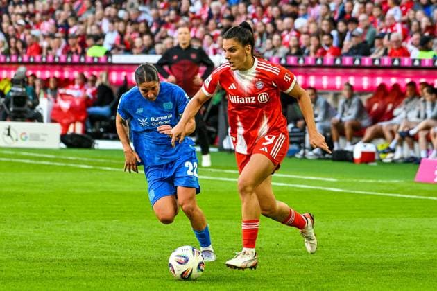 GER, 1 BL Women, FC Bayern München vs Bayer 04 Leverkusen 06 09 2025, Allianz Arena, Munich, GER, 1 BL Women, FC Bayern München vs Bayer 04 Leverkusen, pictured Ruby Grant Bayer Leverkusen, 22 , Jovana Damnjanovic Bayern Muenchen, 9 nordphotoxGmbHx xHafner nph00200