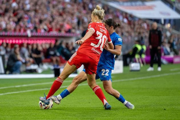 Fight for the ball duel between Carolin Simon FC Bayern Muenchen Frauen, 30 and Ruby Grant Bayer 04 Leverkusen, 22 FC Bayern Muenchen Frauen vs Bayer 04 Leverkusen, Football, Google Pixel Womens Bundesliga, 1 Matchday, Season 2025 2026, 06 09 2025 DFL DFB REGULATIONS PROHIBIT ANY USE OF PHOTOGRAPHS as IMAGE SEQUENCES and or QUASI VIDEO FC Bayern Muenchen Frauen vs Bayer 04 Leverkusen, Football, Google Pixel Frauen Bundesliga, 1 Spieltag, Saison 2025 2026, 06 09 2025 Muenchen Copyright: xEibner-Pressefoto HeikexFeinerx EP_HFR