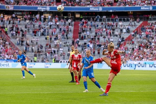 Carolin Simon FC Bayern Muenchen Frauen, 30 klaert vor Vanessa Fudalla Bayer 04 Leverkusen, 21 FC Bayern Muenchen Frauen vs Bayer 04 Leverkusen, Fußball, Google Pixel Frauen Bundesliga, 1 Spieltag, Saison 2025 2026, 06 09 2025 DFL DFB REGULATIONS PROHIBIT ANY USE OF PHOTOGRAPHS as IMAGE SEQUENCES and or QUASI VIDEO FC Bayern Muenchen Frauen vs Bayer 04 Leverkusen, Football, Google Pixel Frauen Bundesliga, 1 Spieltag, Saison 2025 2026, 06 09 2025 Muenchen Copyright: xEibner-Pressefoto HeikexFeinerx EP_HFR