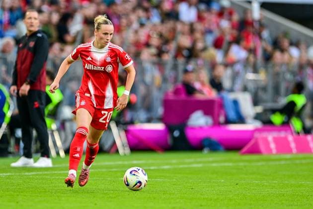 Franziska Kett FC Bayern Munich, FCB, 20 on the ball, cropped, full body, single image, action, action, 06 09 2025, Munich Germany , Soccer, Google Pixel Women Bundesliga, FC Bayern Munich Bayer Leverkusen, DFB DFL REGULATIONS PROHIBIT ANY USE OF PHOTOGRAPHS AS IMAGE SEQUENCES AND OR QUASI VIDEO xslx