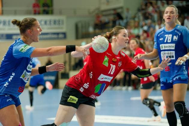 Munia Smits Neckarsulm, 23 , Lucy Strauchmann Halle, 78 , Paulina Uscinowicz Neckarsulm, 78 , SV Union Halle Neustadt vs Sport Union Neckarsulm, Handball Bundesliga Frauen, Saison 2025 26, 2 Spieltag, 06 09 2025 Halle SWH Arena Sachsen Anhalt Germany