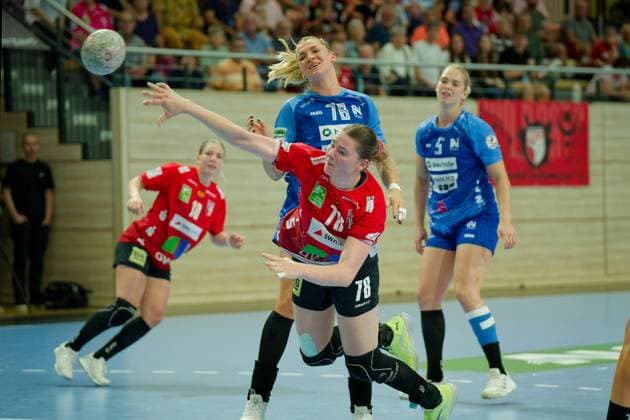 Lucy Strauchmann Halle, 78 , Paulina Uscinowicz Neckarsulm, 78 , Kim Hinkelmann Neckarsulm, 5 , SV Union Halle Neustadt vs Sport Union Neckarsulm, Handball Bundesliga Frauen, Saison 2025 26, 2 Spieltag, 06 09 2025 Halle SWH Arena Sachsen Anhalt Germany
