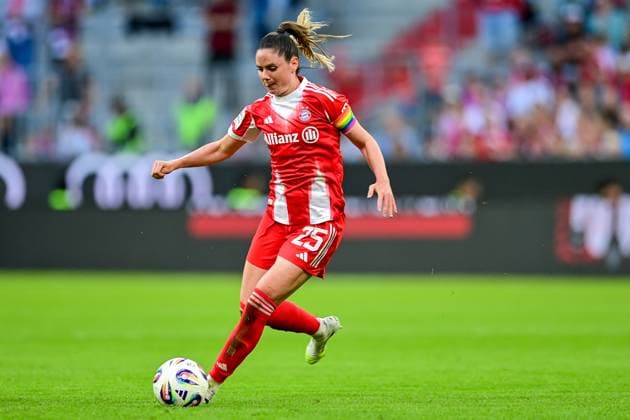Sarah Zadrazil FC Bayern Munich, FCB, 25 on the ball, cropped, full body, single image, action, action, 06 09 2025, Munich Germany , Soccer, Google Pixel Women Bundesliga, FC Bayern Munich Bayer Leverkusen, DFB DFL REGULATIONS PROHIBIT ANY USE OF PHOTOGRAPHS AS IMAGE SEQUENCES AND OR QUASI VIDEO xslx