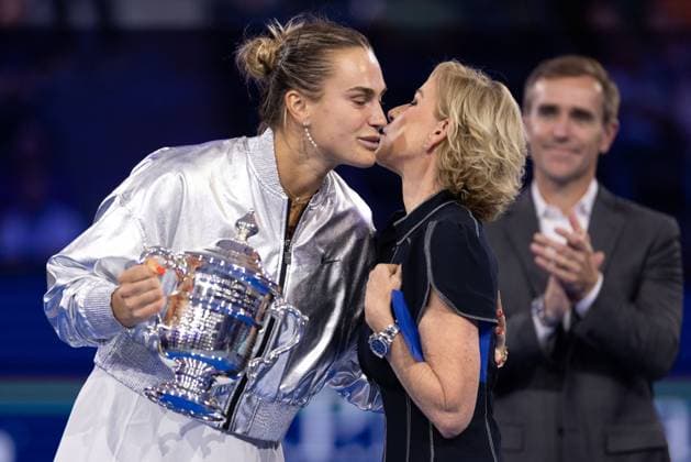 Tennis legend Chris Evert hands Aryna Sabalenka the trophy, trophy, USTA President Brian Vahaly in the background, Womens Singles, Ladies Singles, Final, Final, US Open Championships 2025, USTA Billie Jean King National Tennis Center, Flushing Meadows, New York, USA Copyright: xJuergenxHasenkopfx
