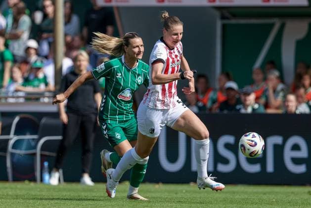 from left Medina Desic SV Werder Bremen, 9 and Julia Stierli SC Freiburg, 5 in running duel, duel, dynamics, action, action, game scene, THE DFB REGULATIONS PROHIBIT ANY USE OF PHOTOGRAPHS AS IMAGE SEQUENCES AND OR QUASI VIDEO , 07 09 2025, Bremen Germany , Football, Google Pixel Womens Bundesliga, SV Werder Bremen SC Freiburg xobx