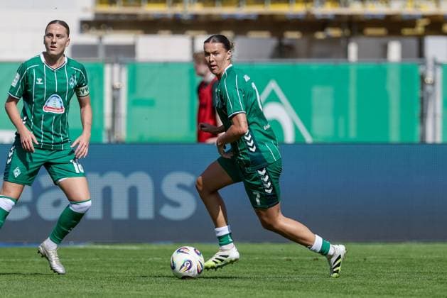 Larissa Mühlhaus SV Werder Bremen, 7 on the ball, single image, full body, action, action, game scene, THE DFB GUIDELINES PROHIBIT ANY USE OF PHOTOGRAPHS AS IMAGE SEQUENCES AND OR QUASI VIDEO DFB REGULATIONS PROHIBIT ANY USE OF PHOTOGRAPHS AS IMAGE SEQUENCES AND OR QUASI VIDEO , 07 09 2025, Bremen Germany , Soccer, Google Pixel Women Bundesliga, SV Werder Bremen SC Freiburg xobx
