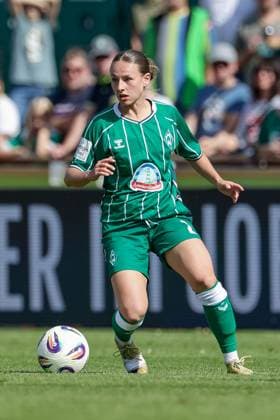 Chiara D Angelo SV Werder Bremen, 2 on the ball, cropped image, single image, full body, action, action, match scene, THE DFB REGULATIONS PROHIBIT ANY USE OF PHOTOGRAPHS AS IMAGE SEQUENCES AND OR QUASI VIDEO , 07 09 2025, Bremen Germany , Football, Google Pixel Womens Bundesliga, SV Werder Bremen SC Freiburg xobx