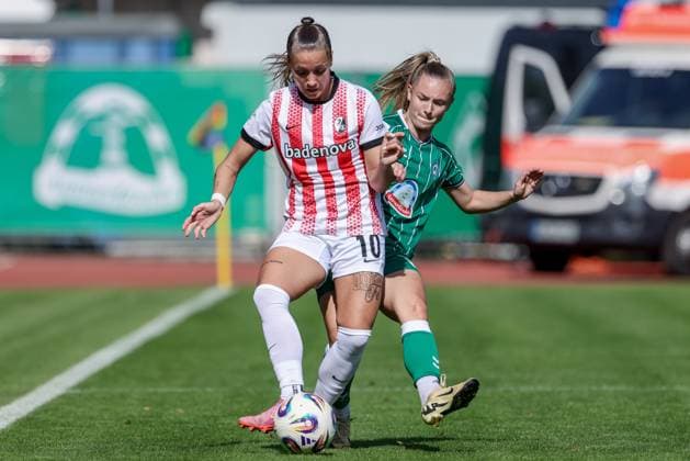 from left Selina Vobian SC Freiburg, 10 and Michelle Weiß SV Werder Bremen, 15 in a duel, dynamic, action, action, game scene, THE DFB REGULATIONS PROHIBIT ANY USE OF PHOTOGRAPHS AS IMAGE SEQUENCES AND OR QUASI VIDEO , 07 09 2025, Bremen Germany , Football, Google Pixel Womens Bundesliga, SV Werder Bremen SC Freiburg xobx