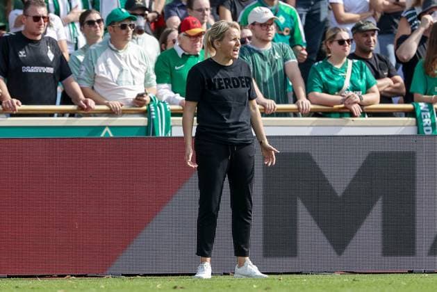 Friederike Kromp Fritzy Kromp, coach, head coach, SV Werder Bremen gives instructions, gestures, gestures with her arms, THE DFB GUIDELINES PROHIBIT ANY USE OF PHOTOGRAPHS AS IMAGE SEQUENCES AND OR QUASI VIDEO DFB REGULATIONS PROHIBIT ANY USE OF PHOTOGRAPHS AS IMAGE SEQUENCES AND OR QUASI VIDEO , 07 09 2025, Bremen Germany , Football, Google Pixel Women Bundesliga, SV Werder Bremen SC Freiburg xobx