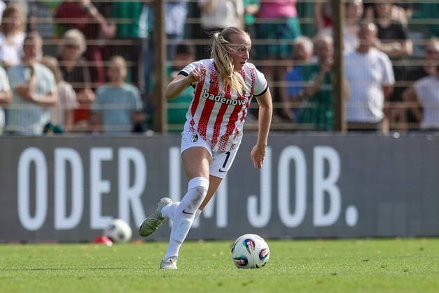 Tessa Blumenberg SC Freiburg, 7 on the ball, cropped image, single image, full body, action, action, game scene, THE DFB REGULATIONS PROHIBIT ANY USE OF PHOTOGRAPHS AS IMAGE SEQUENCES AND OR QUASI VIDEO , 07 09 2025, Bremen Germany , Football, Google Pixel Womens Bundesliga, SV Werder Bremen SC Freiburg xobx
