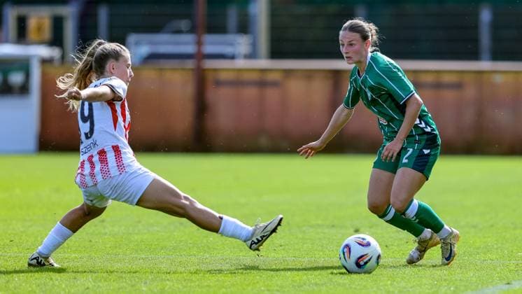 from left Nia Szenk SC Freiburg, 19 and Chiara D Angelo SV Werder Bremen, 2 in duel, duel, dynamics, action, action, game scene, THE DFB REGULATIONS PROHIBIT ANY USE OF PHOTOGRAPHS AS IMAGE SEQUENCES AND OR QUASI VIDEO , 07 09 2025, Bremen Germany , Football, Google Pixel Womens Bundesliga, SV Werder Bremen SC Freiburg xobx
