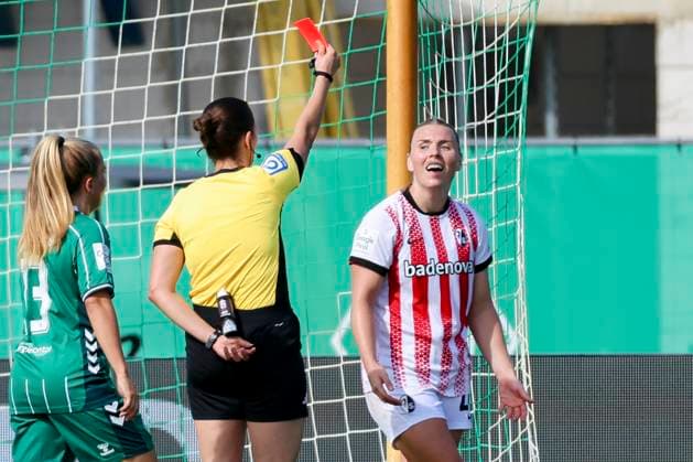Referee Annika Kost shows Sophie Nachtigall SC Freiburg the red card after a foul, Google Pixel Frauen Bundesliga, Werder Bremen vs SC Freiburg, Platz 11 am Weserstadion, September 7, 2025 in Bremen, Germany Photo by Marco Steinbrenner DeFodi Images Referee Annika Kost Sophie Nachtigall SC Freiburg shows the red card after a foul, Google Pixel Womens Bundesliga, Werder Bremen vs SC Freiburg, Platz 11 am Weserstadion, September 7, 2025 in Bremen, Germany Photo by Marco Steinbrenner DeFodi Images DFB DFL REGULATIONS PROHIBIT ANY USE OF PHOTOGRAPHS AS IMAGE SEQUENCES AND OR QUASI VIDEO