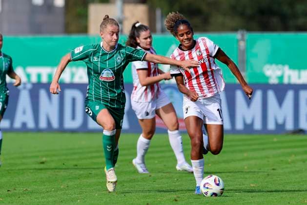 Michelle Ulbrich Werder Bremen and Aurelie Csillag SC Freiburg battle for the ball, Google Pixel Frauen Bundesliga, Werder Bremen vs SC Freiburg, Platz 11 am Weserstadion, September 7, 2025 in Bremen, Germany Photo by Marco Steinbrenner DeFodi Images Michelle Ulbrich Werder Bremen and Aurelie Csillag SC Freiburg battle for the ball, Google Pixel Womens Bundesliga, Werder Bremen vs SC Freiburg, Platz 11 am Weserstadion, September 7, 2025 in Bremen, Germany Photo by Marco Steinbrenner DeFodi Images DFB DFL REGULATIONS PROHIBIT ANY USE OF PHOTOGRAPHS AS IMAGE SEQUENCES AND OR QUASI VIDEO