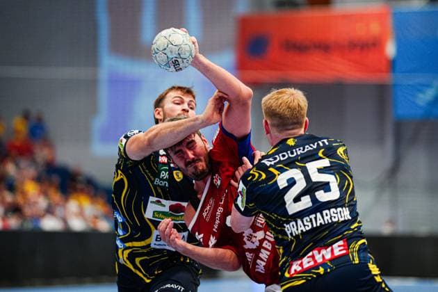 Steven Plucnar Jacobsen Rhein Neckar Loewen, 09 , Jacob Lassen Handball Sport Verein Hamburg, 09 , Haukur Thrastarson Rhein Neckar Loewen, 25 GER, Handball Sport Verein Hamburg vs Rhein Neckar Loewen, Handball, 1 Bundesliga, Matchday 3, Season 2025 2026, 07 09 2025 GER, Handball Sport Verein Hamburg vs Rhein Neckar Loewen, Handball, 1 Bundesliga, Matchday 3, Season 2025 2026, 07 09 2025 Hamburg Copyright: xEibner-Pressefoto MarcelxvonxFehrnx EP_MFN