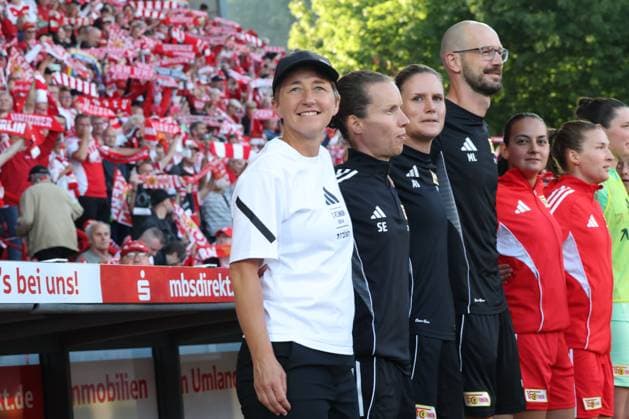 DEU, 2 BL, Frauen, 1 FC Union vs 1 FC Nuernberg, 07 09 2025, Stadion Alte Foersterei, Berlin, DEU, 2 BL, Frauen, 1 FC Union vs 1 FC Nuernberg, im Bild Cheftrainerin Ailien Poese 1 FC Union Berlin , Union Trainerbank DFL regulations prohibit any use of Photographs as image sequences and or quasi video nordphotoxGmbHx xEngler nph00076