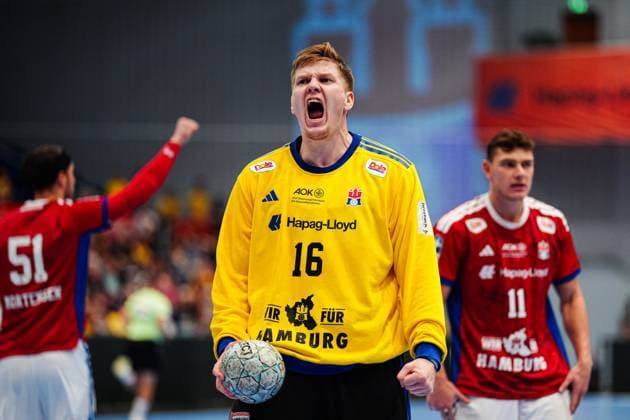Cheering after parade Robin Haug Handball Sport Verein Hamburg, 16 GER, Handball Sport Verein Hamburg vs Rhein Neckar Loewen, Handball, 1 Bundesliga, Matchday 3, Season 2025 2026, 07 09 2025 GER, Handball Sport Verein Hamburg vs Rhein Neckar Loewen, Handball, 1 Bundesliga, Matchday 3, Season 2025 2026, 07 09 2025 Hamburg Copyright: xEibner-Pressefoto MarcelxvonxFehrnx EP_MFN