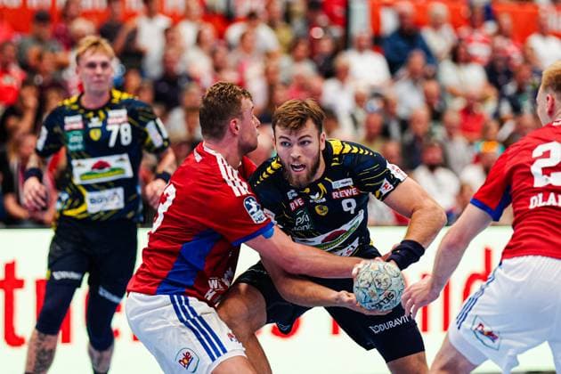 Moritz Sauter Handball Sport Verein Hamburg, 33 , Steven Plucnar Jacobsen Rhein Neckar Loewen, 09 GER, Handball Sport Verein Hamburg vs Rhein Neckar Loewen, Handball, 1 Bundesliga, Matchday 3, Season 2025 2026, 07 09 2025 GER, Handball Sport Verein Hamburg vs Rhein Neckar Loewen, Handball, 1 Bundesliga, Matchday 3, Season 2025 2026, 07 09 2025 Hamburg Copyright: xEibner-Pressefoto MarcelxvonxFehrnx EP_MFN