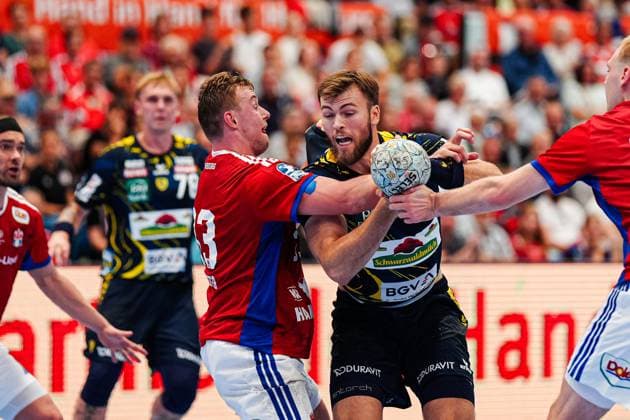 Moritz Sauter Handball Sport Verein Hamburg, 33 , Steven Plucnar Jacobsen Rhein Neckar Loewen, 09 GER, Handball Sport Verein Hamburg vs Rhein Neckar Loewen, Handball, 1 Bundesliga, Matchday 3, Season 2025 2026, 07 09 2025 GER, Handball Sport Verein Hamburg vs Rhein Neckar Loewen, Handball, 1 Bundesliga, Matchday 3, Season 2025 2026, 07 09 2025 Hamburg Copyright: xEibner-Pressefoto MarcelxvonxFehrnx EP_MFN