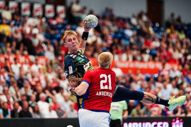 Edwin Aspenbaeck Rhein Neckar Loewen, 78 , Frederik Bo Andersen Handball Sport Verein Hamburg, 21 GER, Handball Sport Verein Hamburg vs Rhein Neckar Loewen, Handball, 1 Bundesliga, Matchday 3, Season 2025 2026, 07 09 2025 GER, Handball Sport Verein Hamburg vs Rhein Neckar Loewen, Handball, 1 Bundesliga, Matchday 3, Season 2025 2026, 07 09 2025 Hamburg Copyright: xEibner-Pressefoto MarcelxvonxFehrnx EP_MFN