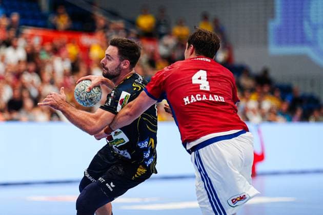 Dani Baijens Rhein Neckar Loewen, 77 , Andreas Magaard Handball Sport Verein Hamburg, 04 GER, Handball Sport Verein Hamburg vs Rhein Neckar Loewen, Handball, 1 Bundesliga, Matchday 3, Season 2025 2026, 07 09 2025 GER, Handball Sport Verein Hamburg vs Rhein Neckar Loewen, Handball, 1 Bundesliga, Matchday 3, Season 2025 2026, 07 09 2025 Hamburg Copyright: xEibner-Pressefoto MarcelxvonxFehrnx EP_MFN