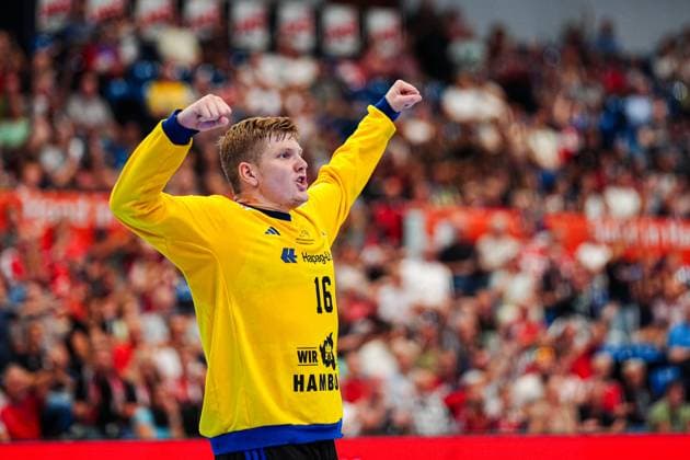 Cheering after parade Robin Haug Handball Sport Verein Hamburg, 16 GER, Handball Sport Verein Hamburg vs Rhein Neckar Loewen, Handball, 1 Bundesliga, Matchday 3, Season 2025 2026, 07 09 2025 GER, Handball Sport Verein Hamburg vs Rhein Neckar Loewen, Handball, 1 Bundesliga, Matchday 3, Season 2025 2026, 07 09 2025 Hamburg Copyright: xEibner-Pressefoto MarcelxvonxFehrnx EP_MFN