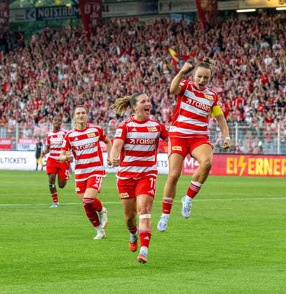 Soccer, Women, Season 2025 2026, Google Pixel Women Bundesliga 1 Matchday , 1 FC Union Berlin 1 FC Nürnberg, v l Sophie Weidauer 1 Women 1 FC Union , Dina Orschmann 1 Women 1 FC Union , Lisa Heiseler 1 Women 1 FC Union , Cheering after goal to 1 0, 07 09 2025, Copyright: xMatthiasxKochx