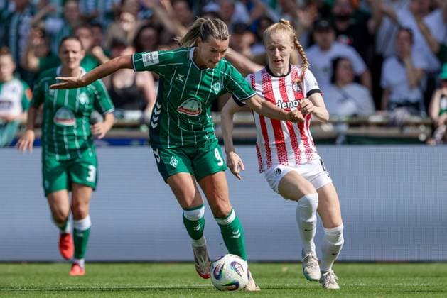 from left Medina Desic SV Werder Bremen, 9 and Meret Felde SC Freiburg, 4 in a duel, dynamic, action, action, game scene, THE DFB REGULATIONS PROHIBIT ANY USE OF PHOTOGRAPHS AS IMAGE SEQUENCES AND OR QUASI VIDEO , 07 09 2025, Bremen Germany , Football, Google Pixel Womens Bundesliga, SV Werder Bremen SC Freiburg xobx