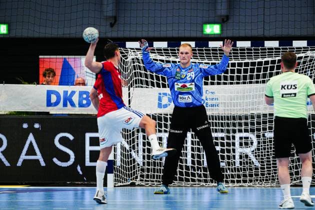 7 meter throw goal Nicolaj Joergensen Handball Sport Verein Hamburg, 11 , David Spaeth Rhein Neckar Loewen, 29 GER, Handball Sport Verein Hamburg vs Rhein Neckar Loewen, Handball, 1 Bundesliga, Matchday 3, Season 2025 2026, 07 09 2025 GER, Handball Sport Verein Hamburg vs Rhein Neckar Loewen, Handball, 1 Bundesliga, Matchday 3, Season 2025 2026, 07 09 2025 Hamburg Copyright: xEibner-Pressefoto MarcelxvonxFehrnx EP_MFN