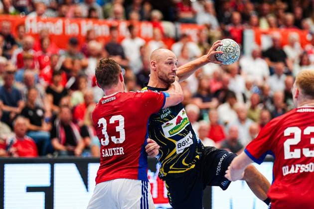 Moritz Sauter Handball Sport Verein Hamburg, 33 , Lukas Sandell Rhein Neckar Loewen, 11 GER, Handball Sport Verein Hamburg vs Rhein Neckar Loewen, Handball, 1 Bundesliga, Matchday 3, Season 2025 2026, 07 09 2025 GER, Handball Sport Verein Hamburg vs Rhein Neckar Loewen, Handball, 1 Bundesliga, Matchday 3, Season 2025 2026, 07 09 2025 Hamburg Copyright: xEibner-Pressefoto MarcelxvonxFehrnx EP_MFN