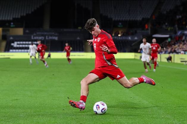 Swansea, Wales, 9th September 2025. Lewis Koumas of Wales crosses the ball during the Wales vs Canada International Friendly, Länderspiel, Nationalmannschaft match at the Swansea.Com Stadium, Swansea. Picture credit should read: Gareth Evans Sportimage EDITORIAL USE ONLY. No use with unauthorised audio, video, data, fixture lists, club league logos or live services. Online in-match use limited to 120 images, no video emulation. No use in betting, games or single club league player publications. SPI_029_GE_WAL_CAN SPI-4116-0028