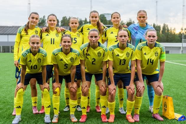 250910 Swedens starting eleven consisting of Rona Krasniqi, Zofia Cendrowska, Lina Selander Löfgren, Lilian Häggkvist, Edit Rautio, goalkeeper Hanna Karlsson, Fanny Peterson, Ella Edstrand, Ebba Hertzell, Lovisa Breland and Ellie Junetoft for the F16 national football match between Sweden and Norway on September 10, 2025 in Örnsköldsvik Copyright: JONASxFORSBERG BB250910BB217