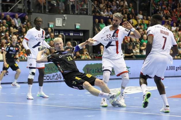 10 09 2025, xtgx, Handball, EHF Champions League, SC Magdeburg Paris Saint Germain v l Magnus Saugstrup Magdeburg, 23 , Luka Karabatic Paris, 22 throws goal, goal scorer, scores goal, scores the goal duel, duel, fight, tackle Magdeubrg